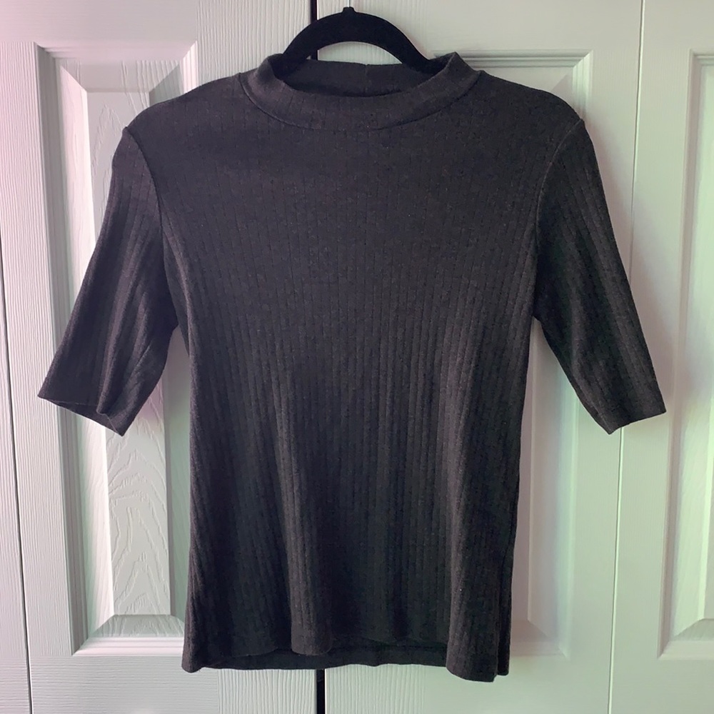 Uniqlo Ribbed Gray Mock Neck Tee